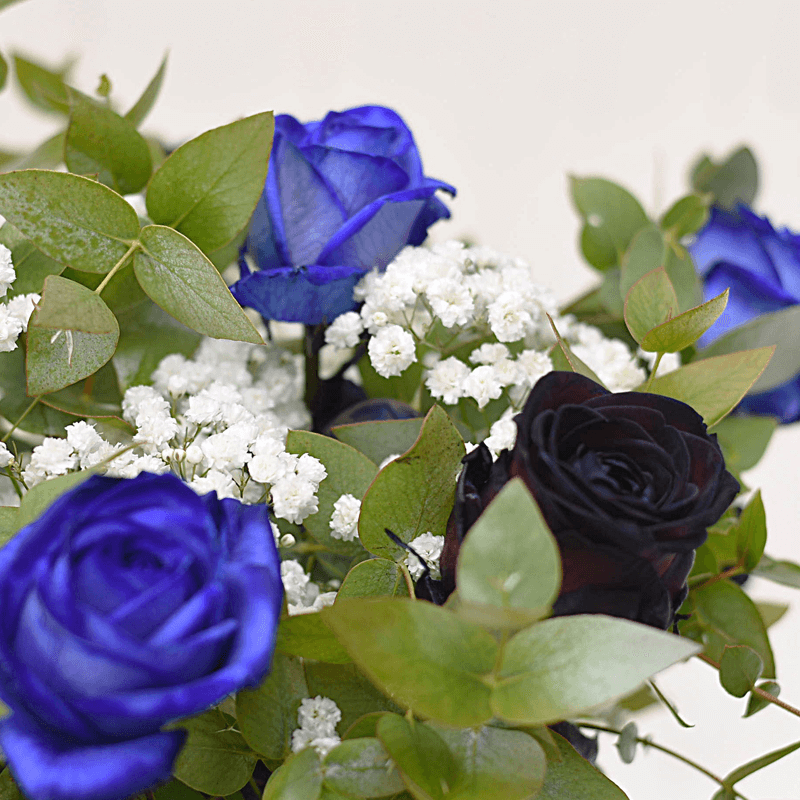 Ramo rosas azules y negras